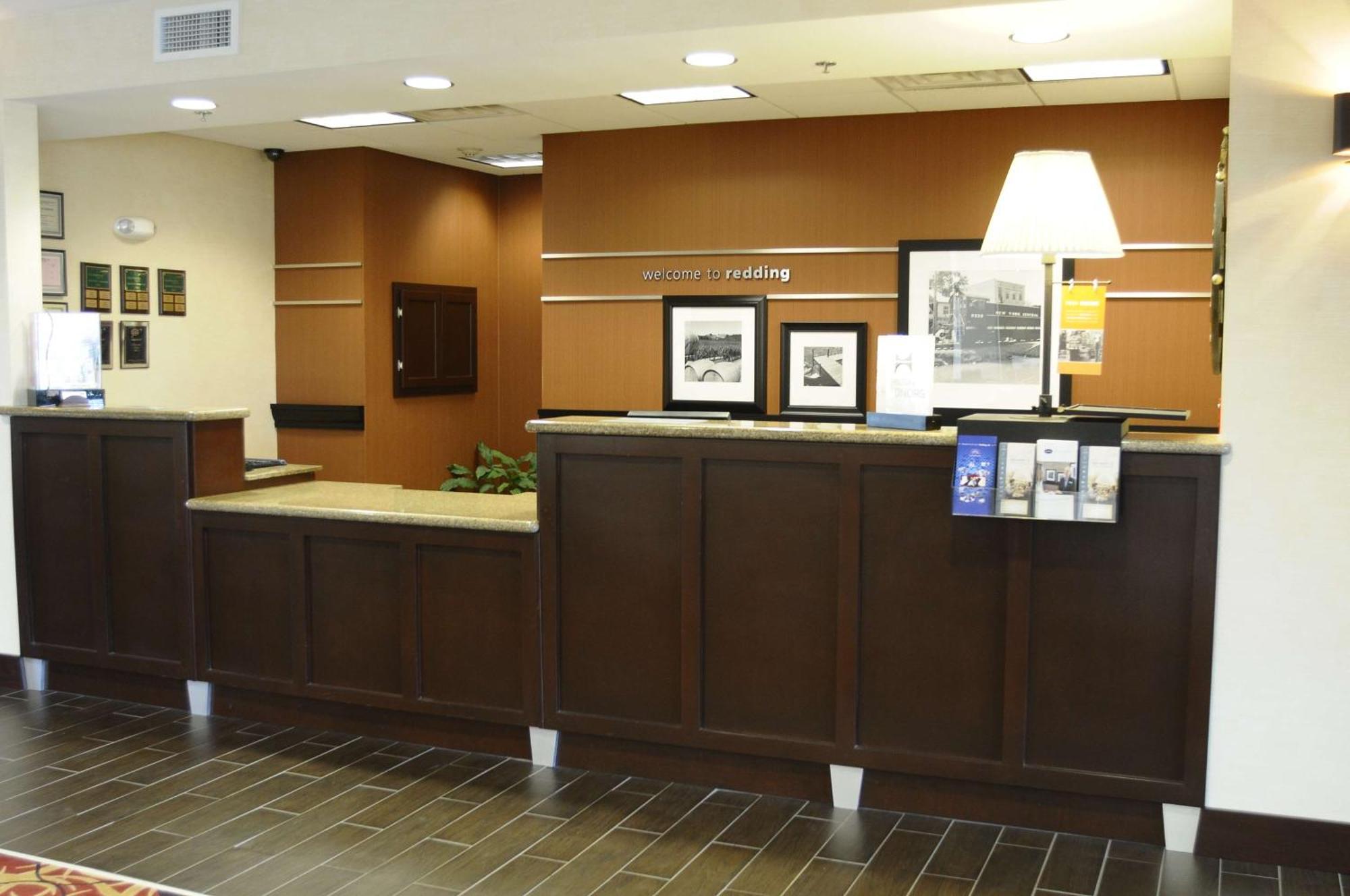 Hampton Inn & Suites Redding Bagian luar foto