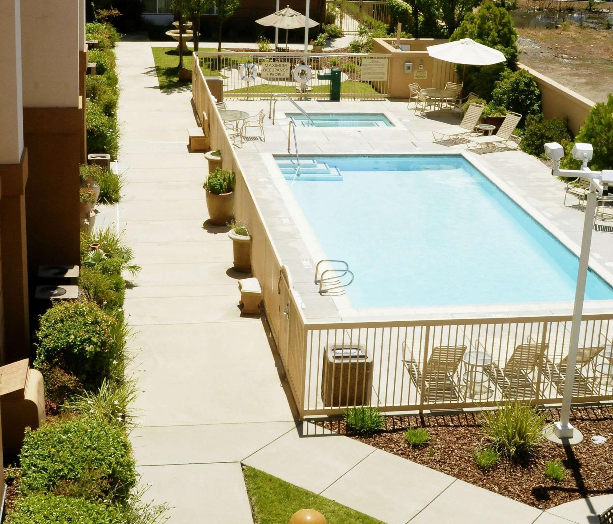 Hampton Inn & Suites Redding Bagian luar foto