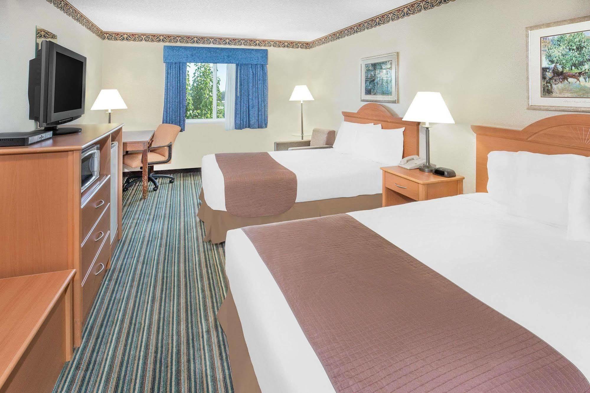 Hampton Inn & Suites Redding Bagian luar foto